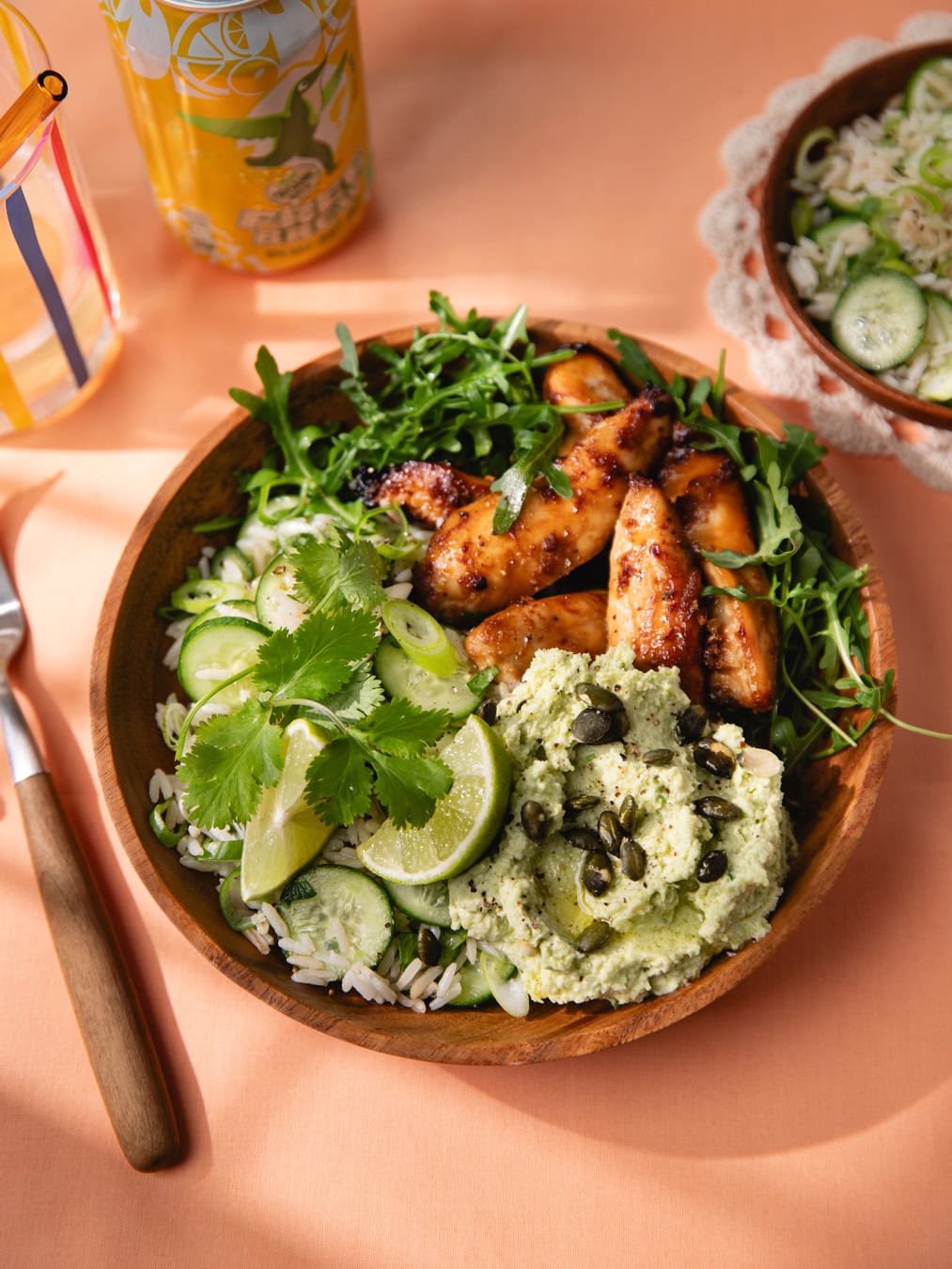 Bol protéiné au poulet miso, salade de riz et houmous d'edamame