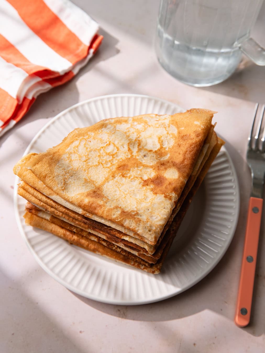 Tas de crêpes sucrées bretonnes sur une assiette
