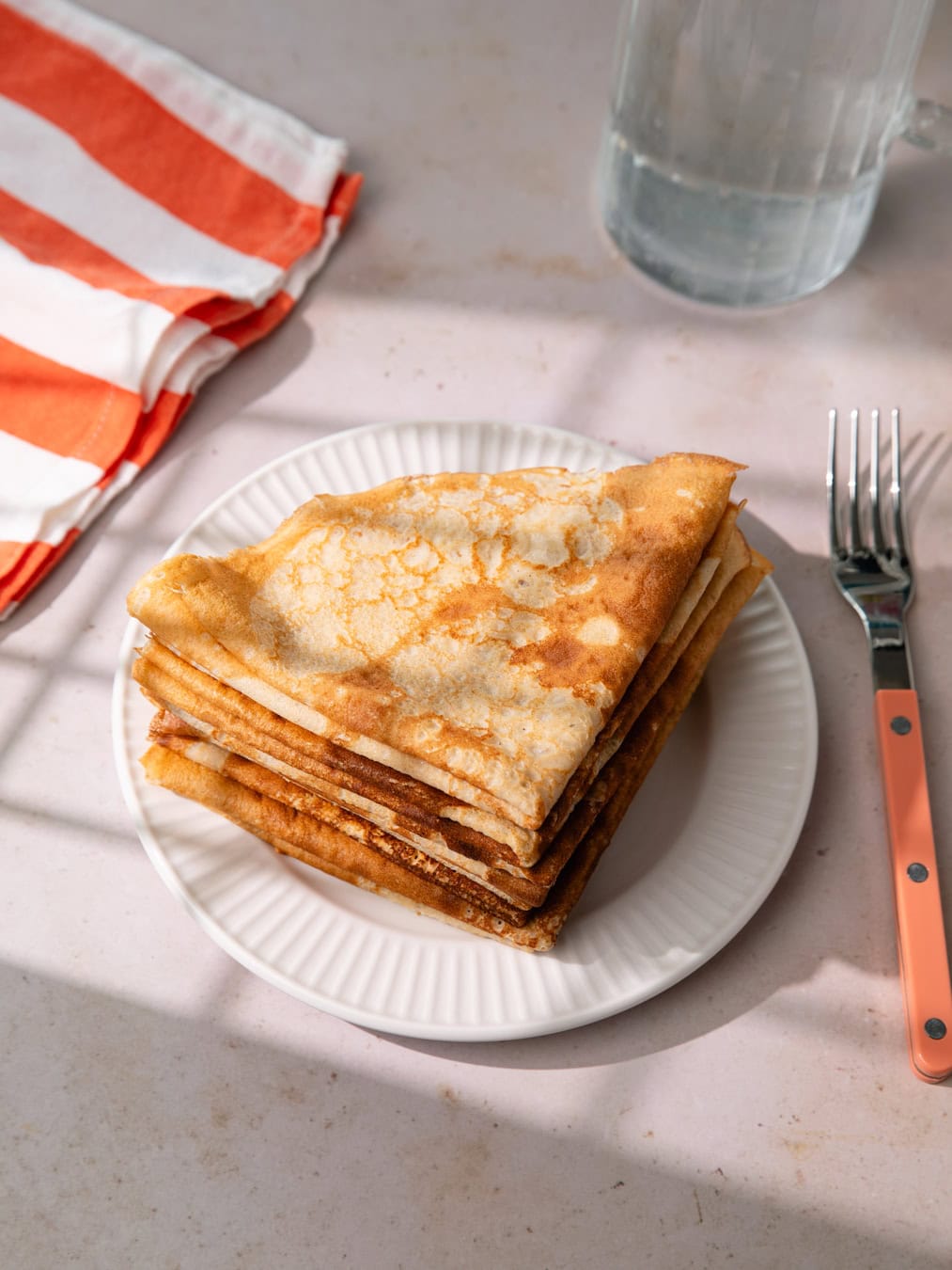 Tas de crêpes sucrées bretonnes sur une assiette