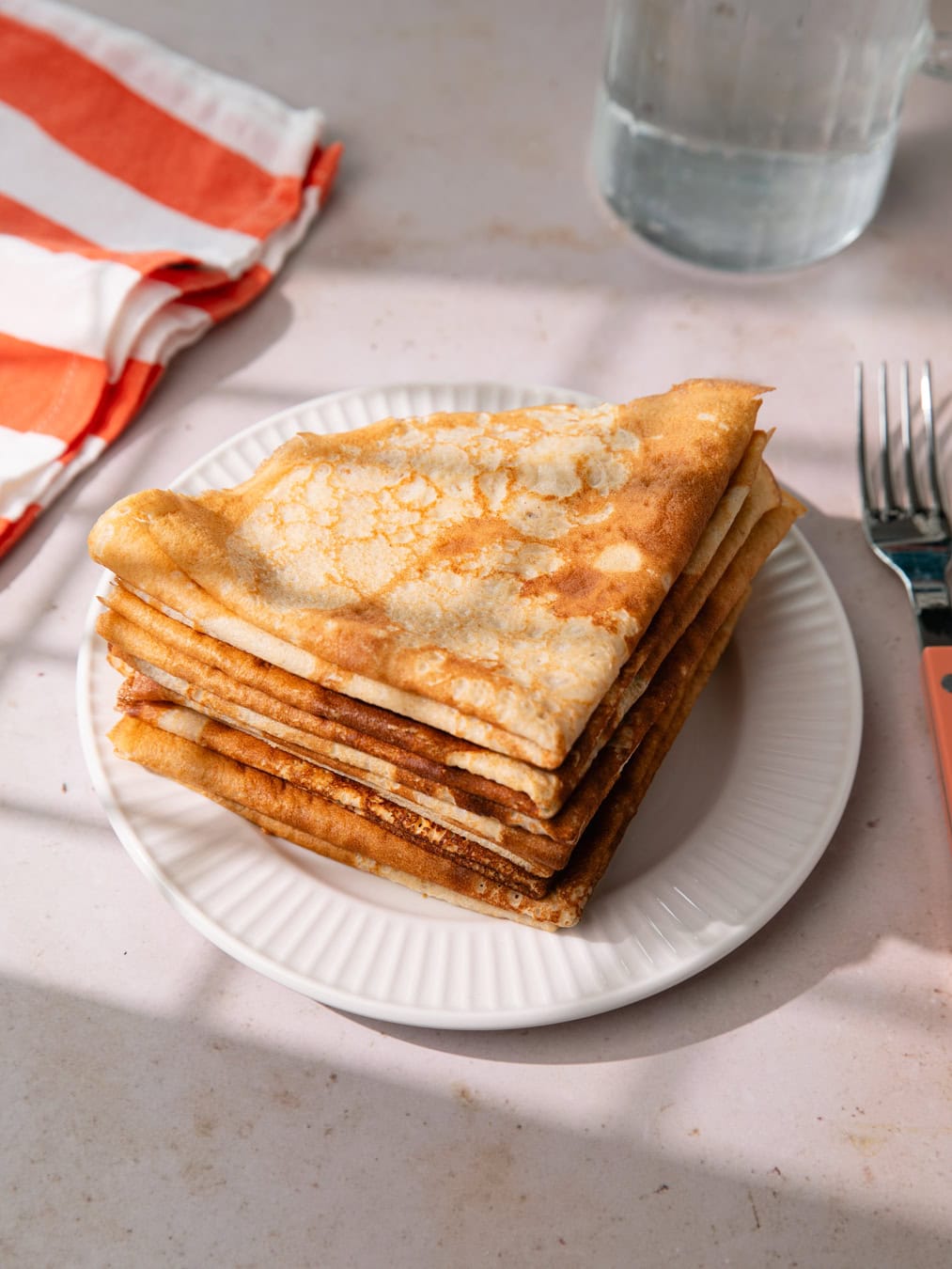 Tas de crêpes sucrées bretonnes sur une assiette