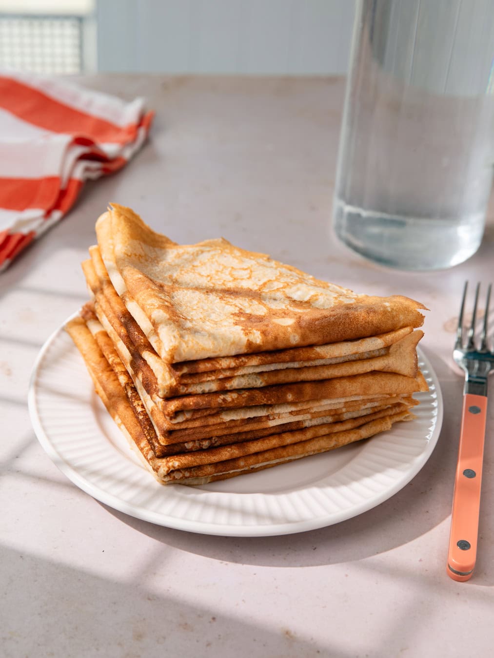 Tas de crêpes sucrées bretonnes sur une assiette
