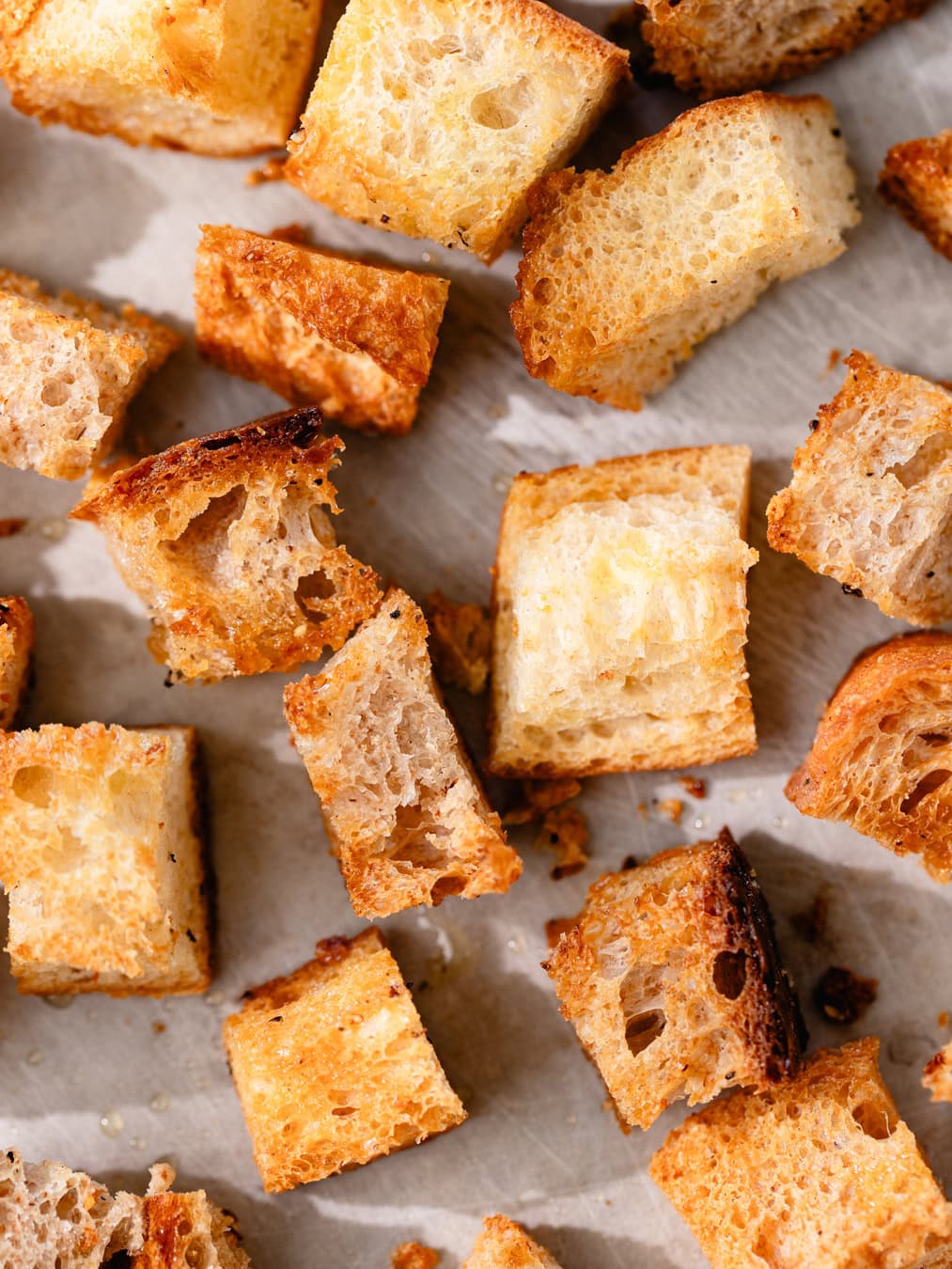 Plaque de four remplie de croûtons à l'ail maison