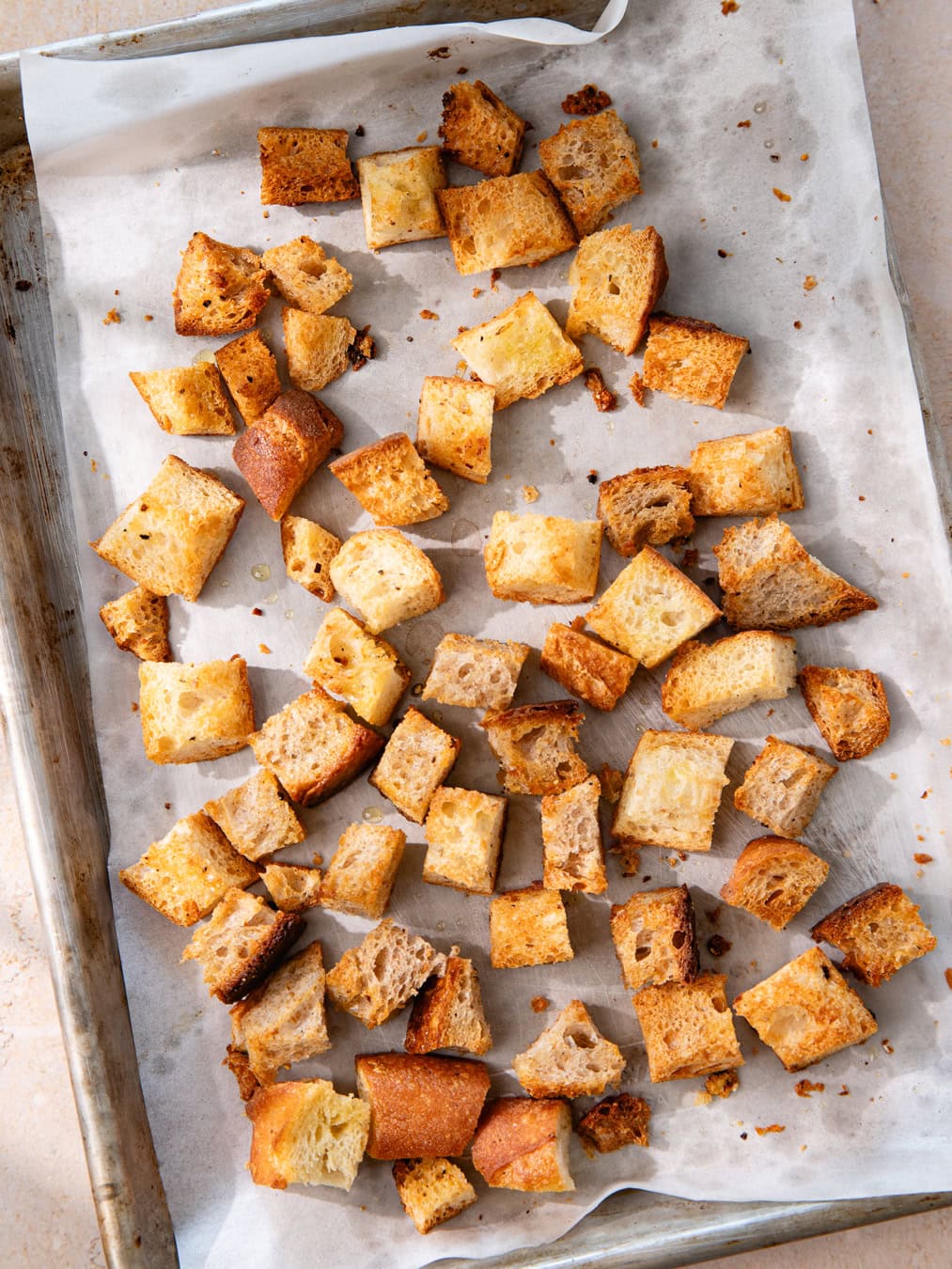 Plaque de four remplie de croûtons à l'ail maison