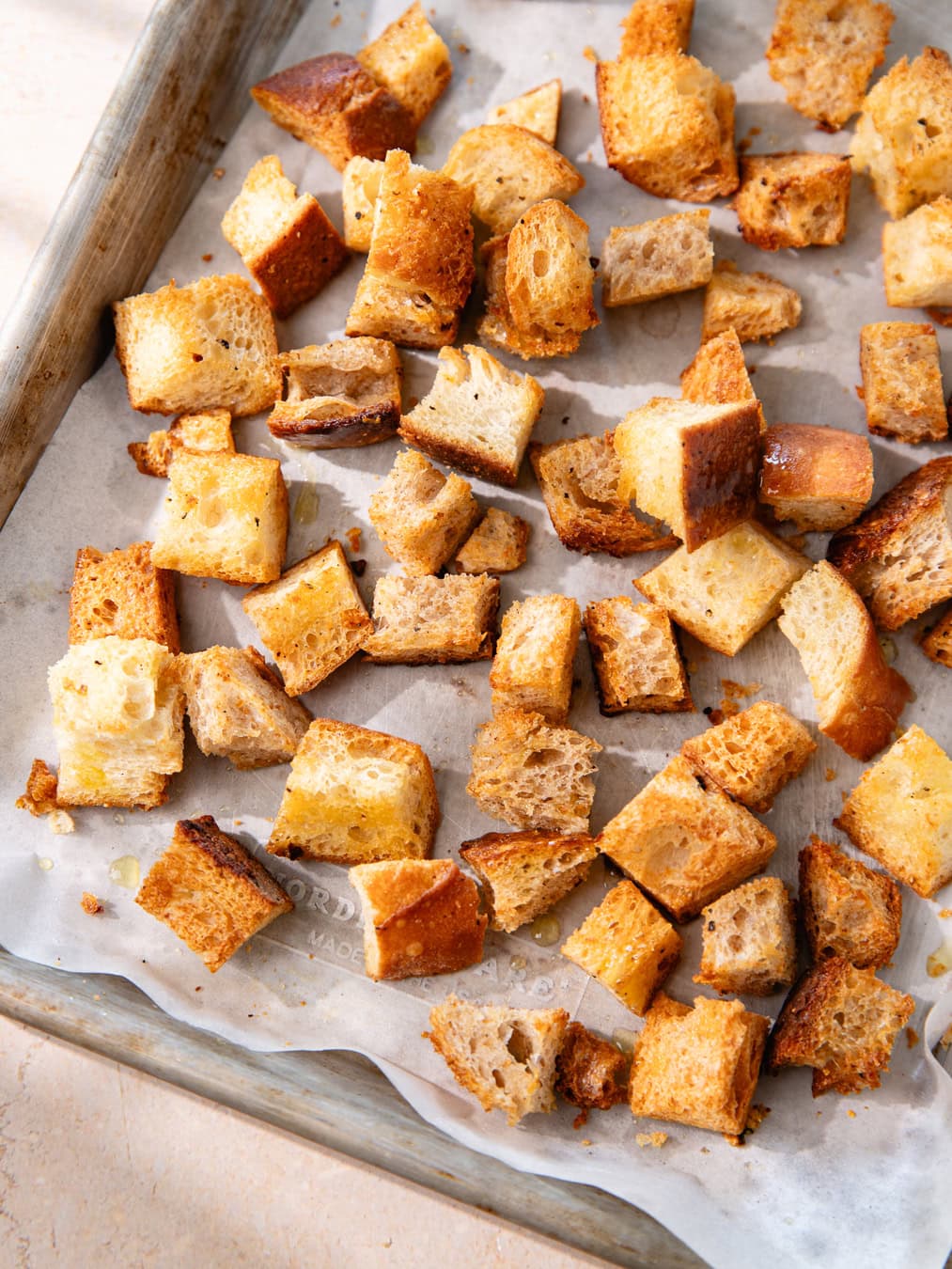 Plaque de four remplie de croûtons à l'ail maison