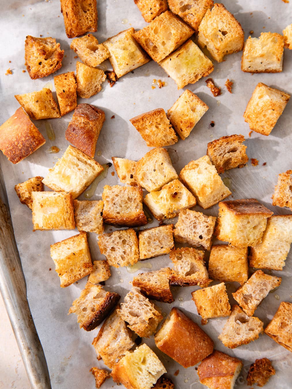 Plaque de four remplie de croûtons à l'ail maison
