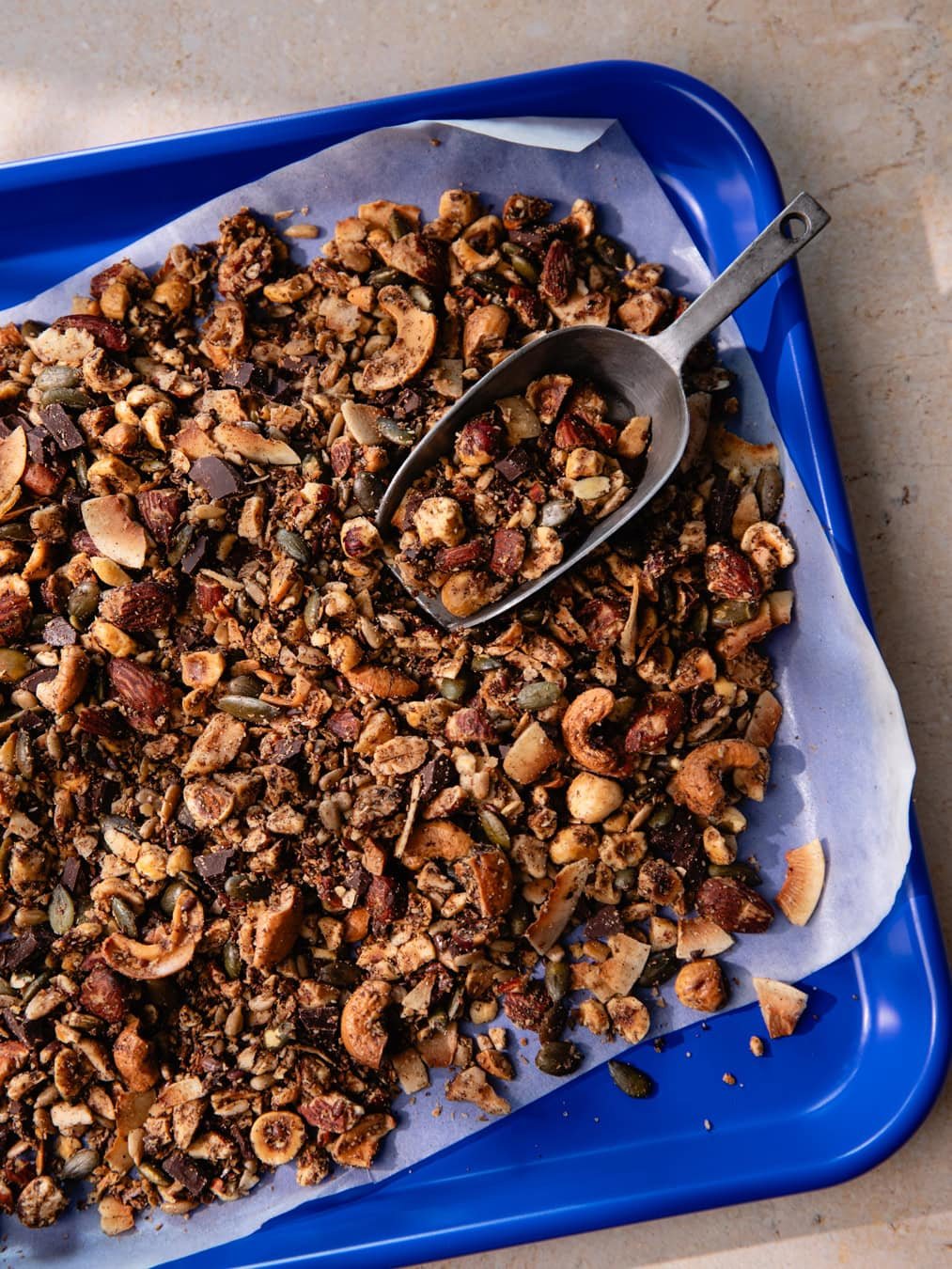 Granola keto au chocolat maison sur une plaque de four
