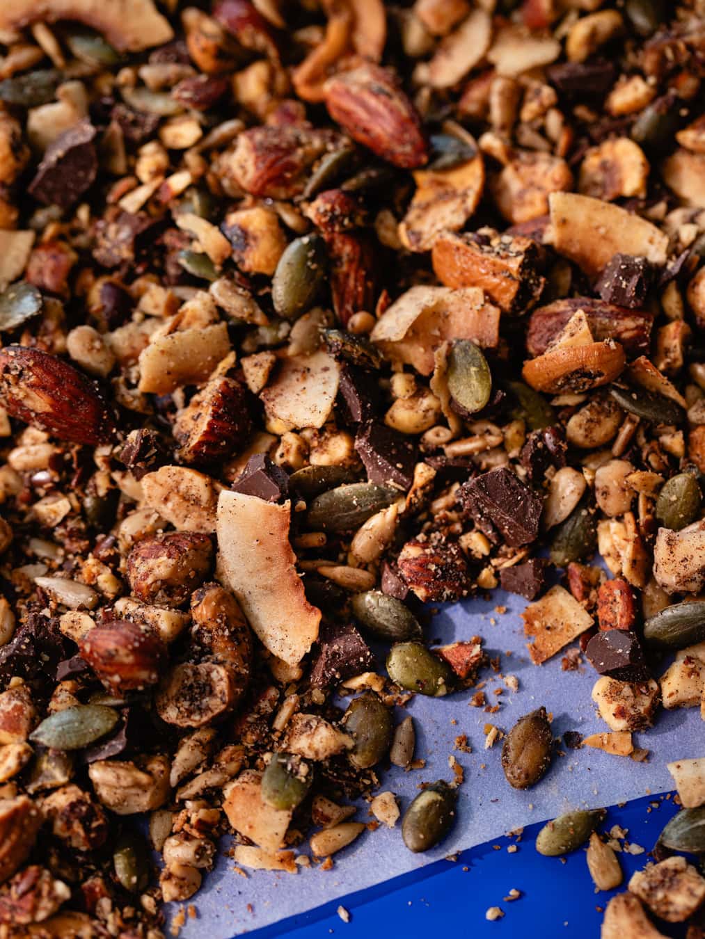 Mélange de granola keto au chocolat sans sucre, avec noix, graines et morceaux de cacao.