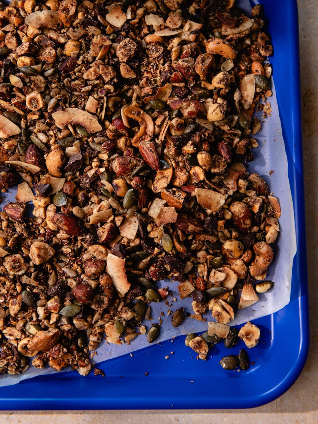 Granola keto au chocolat maison sur une plaque de four