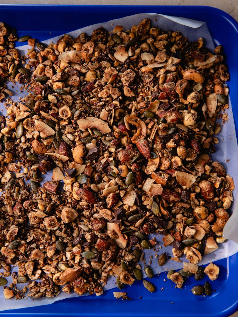 Granola keto au chocolat maison sur une plaque de four