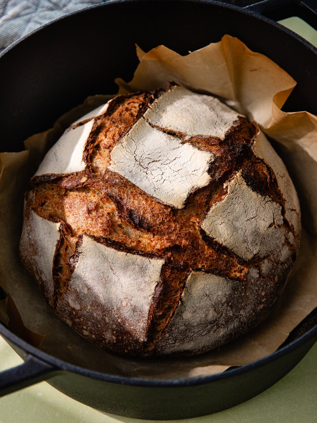 Pain de campagne au levain bio dans une cocotte