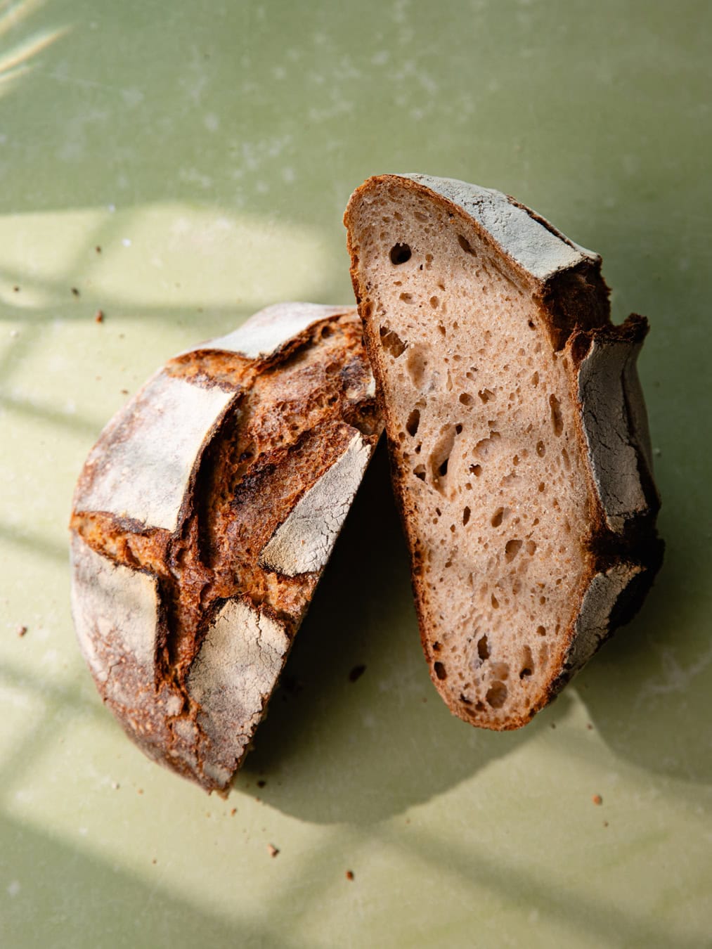 Miche de pain de campagne au levain bio tranché en deux