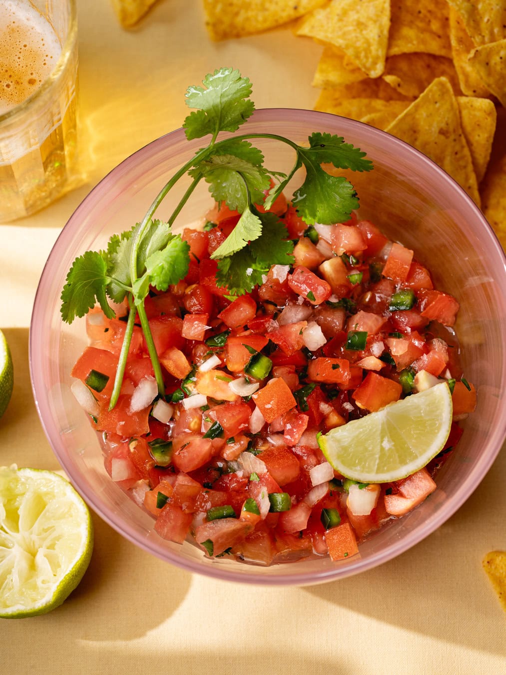 Bol de pico de gallo mexicain avec des chips tortilla