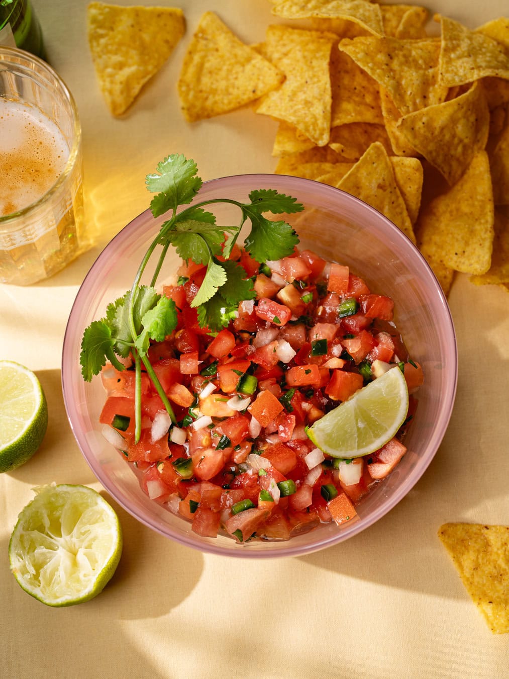 Bol de pico de gallo mexicain avec des chips tortilla
