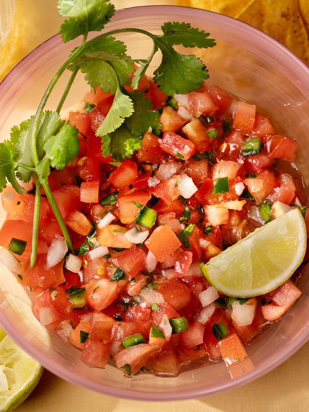 Bol de pico de gallo mexicain avec des chips tortilla