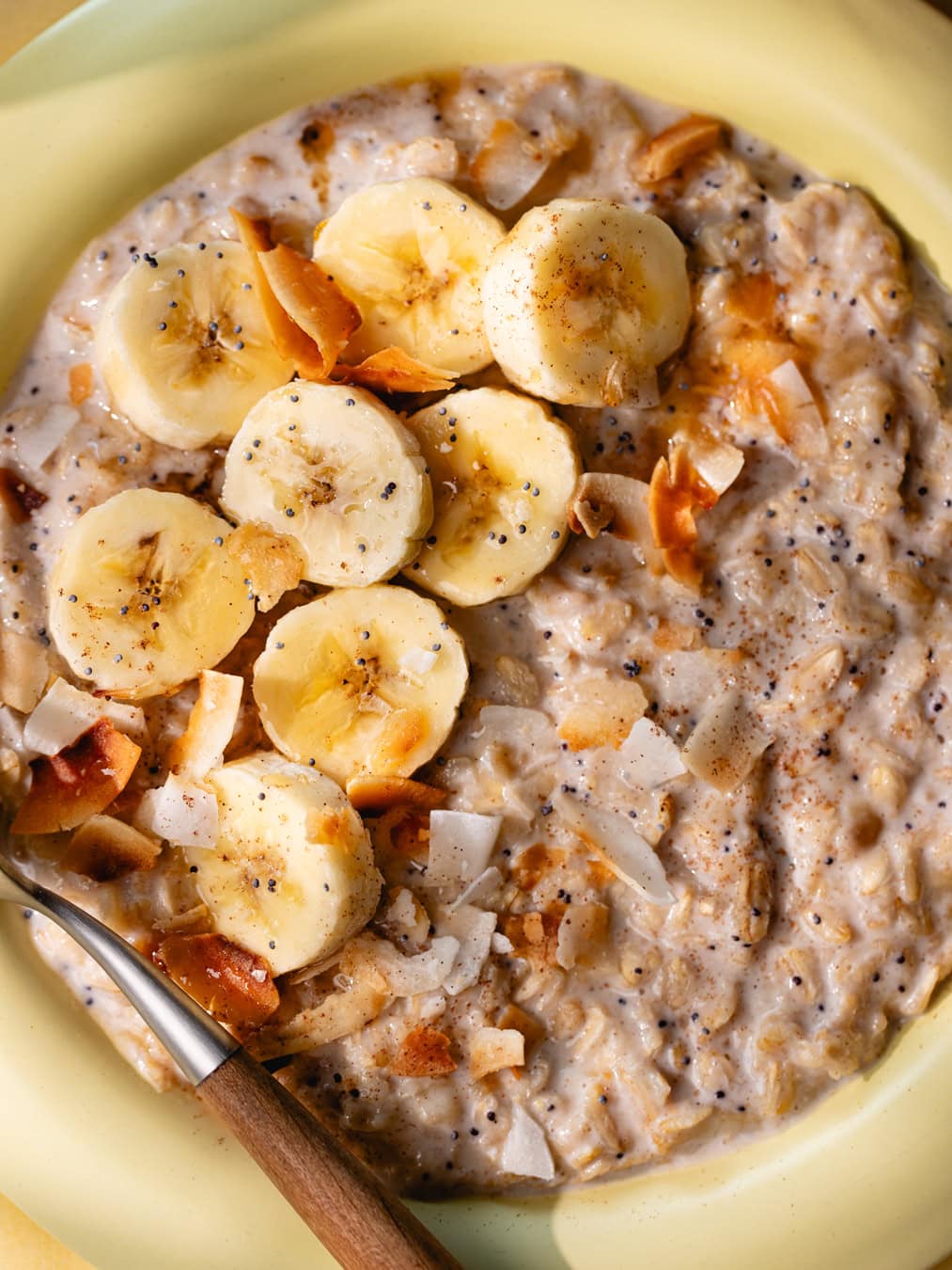 Assiette de porridge banane graines de pavot et coco de Jamie Olivier