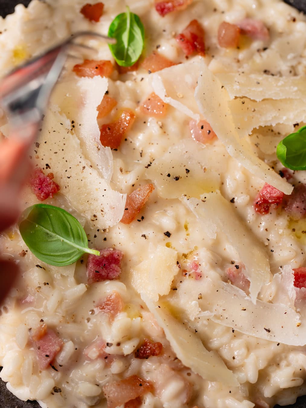Assiette de risotto à la carbonara