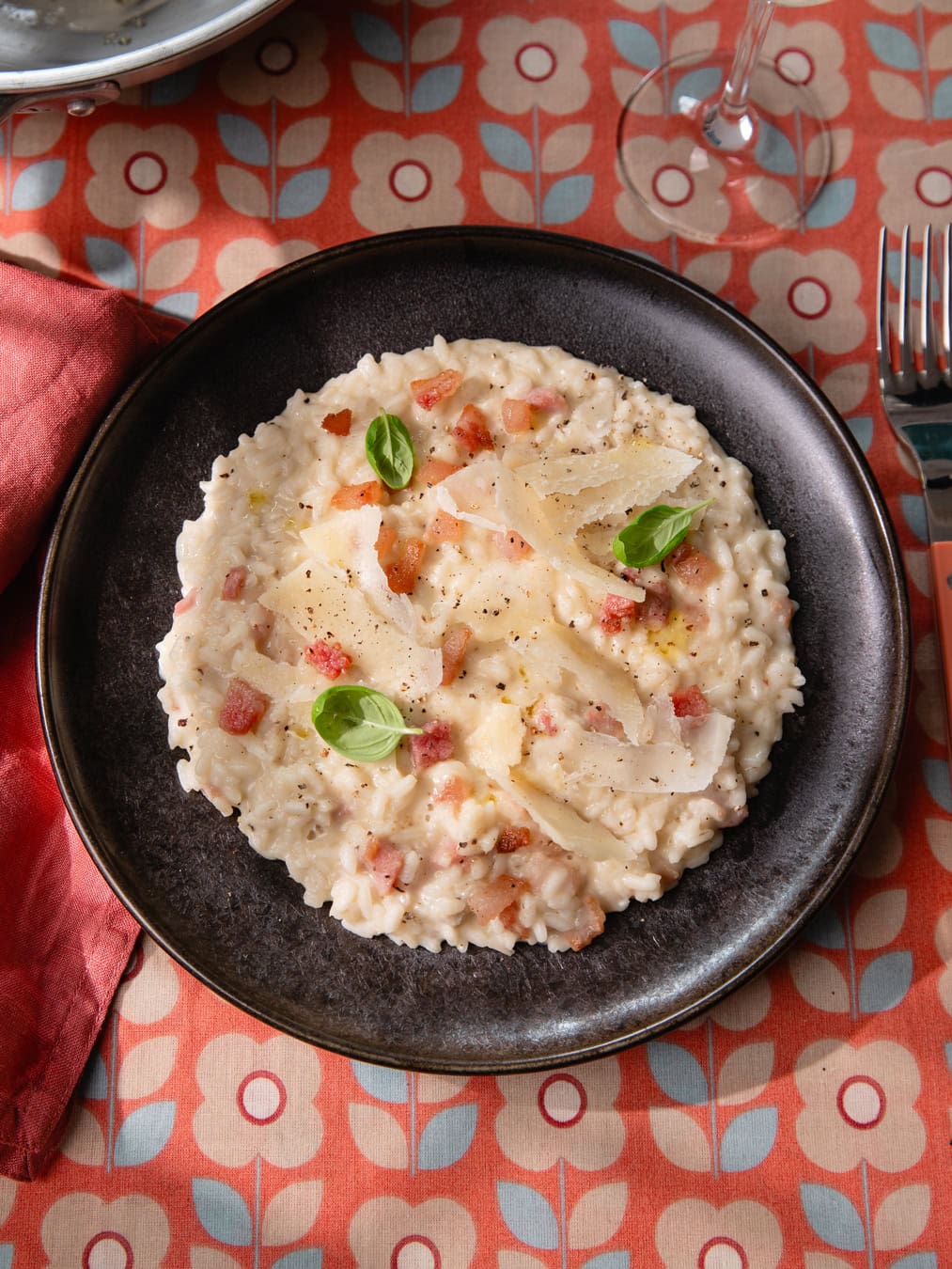 Assiette de risotto à la carbonara
