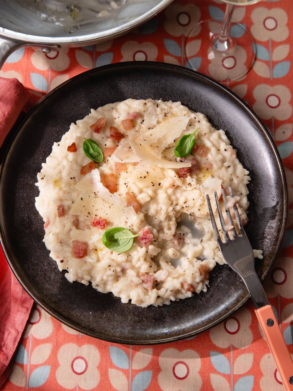 Assiette de risotto à la carbonara