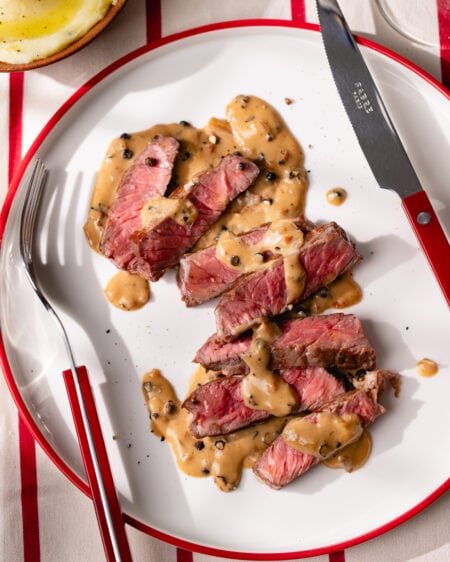 Le classique steak au poivre avec sa sauce crémeuse au cognac !