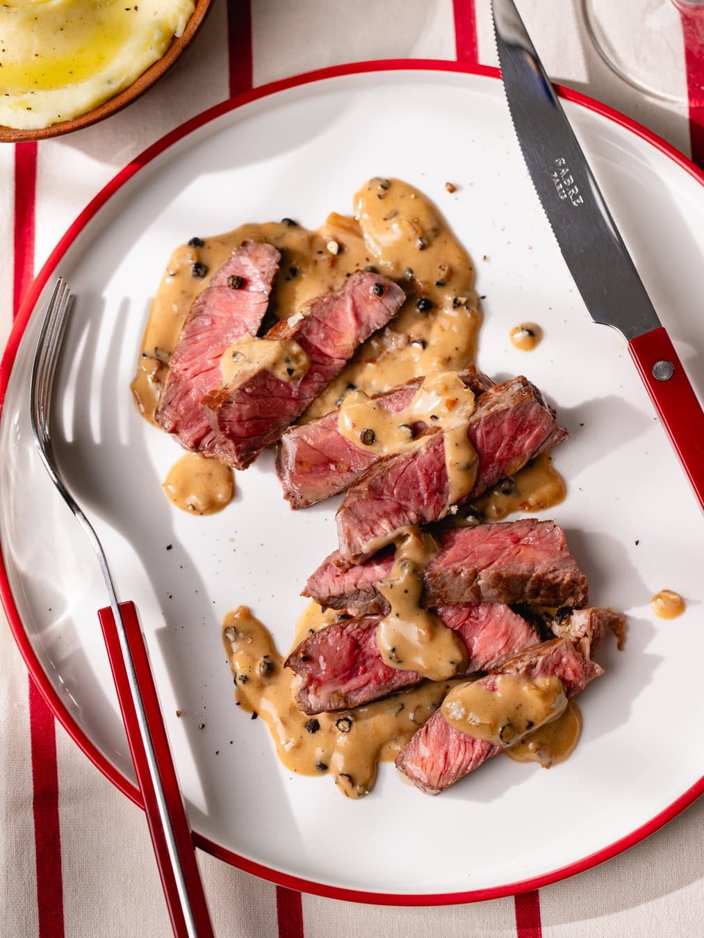 Le classique steak au poivre avec sa sauce crémeuse au cognac !