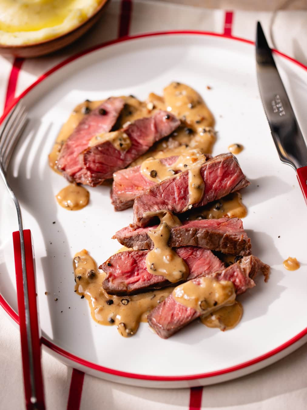 Assiette de steak au poivre maison