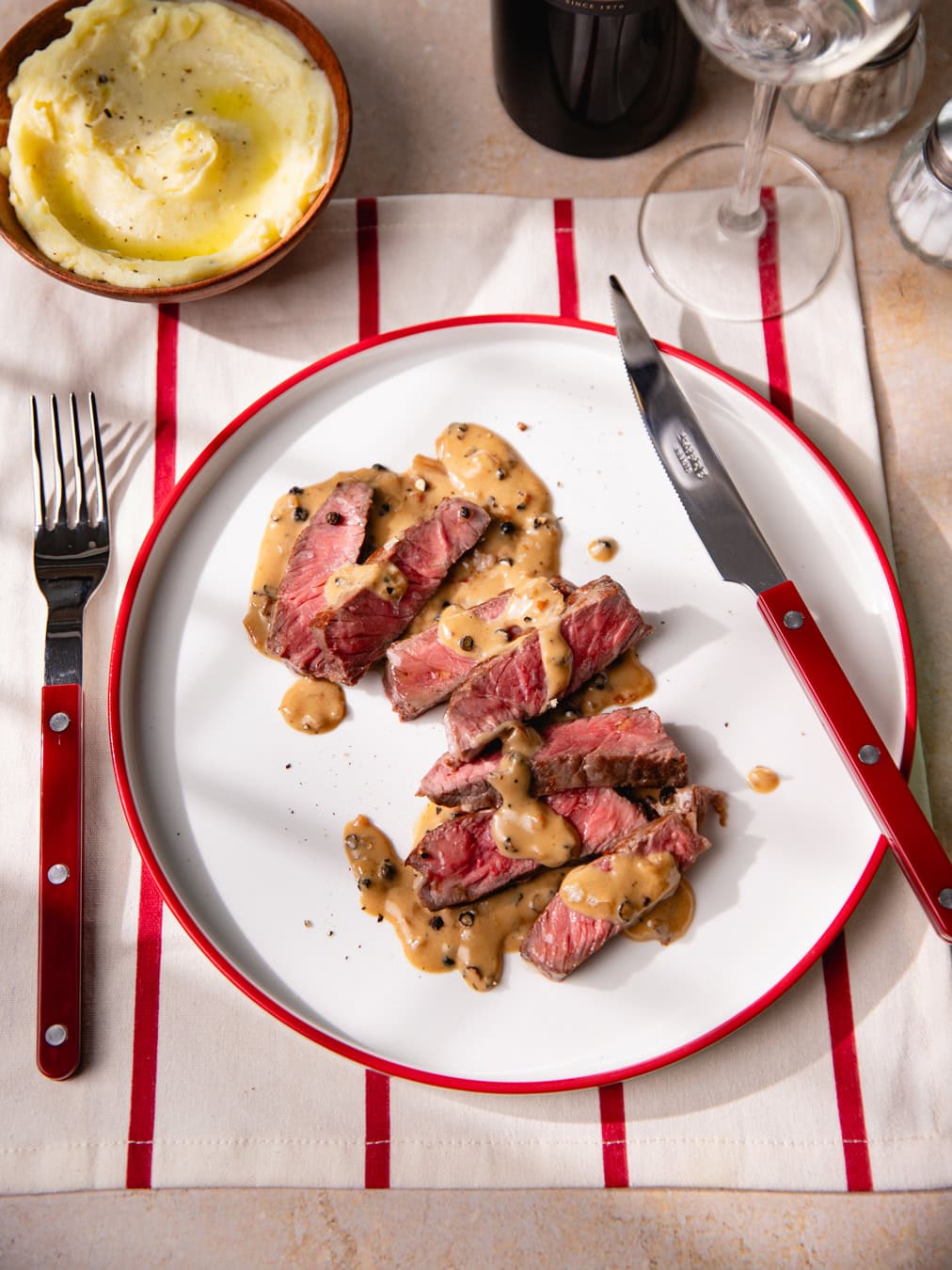 Assiette de steak au poivre maison