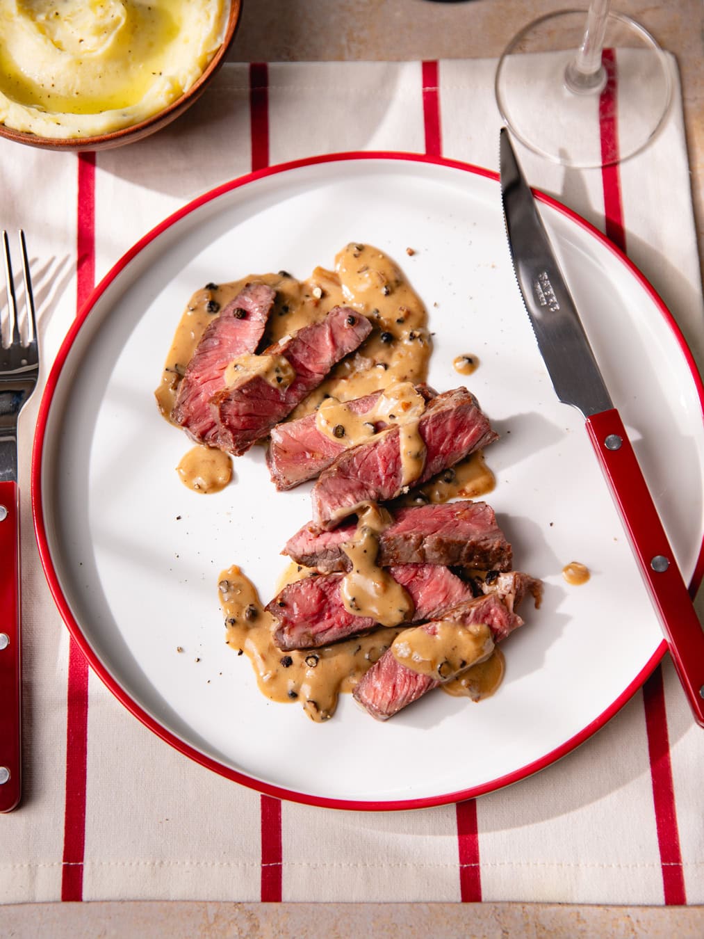 Assiette de steak au poivre maison
