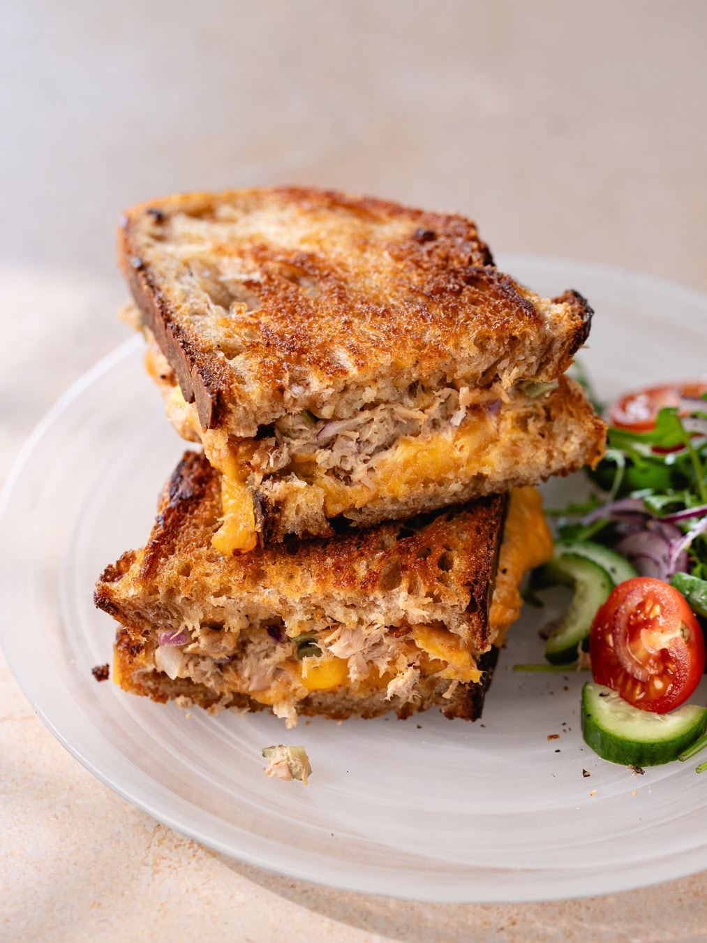 Assiette de tuna melt avec une salade
