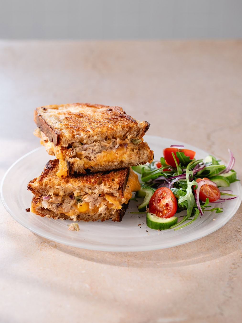 Assiette de tuna melt avec une salade
