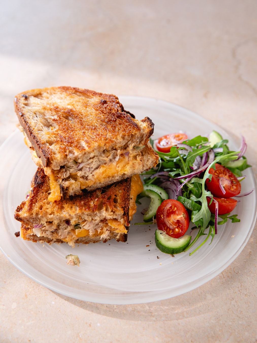 Assiette de tuna melt avec une salade