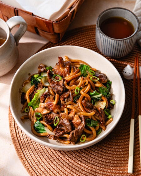 Nouilles yaki udon au bœuf, recette rapide et savoureuse !
