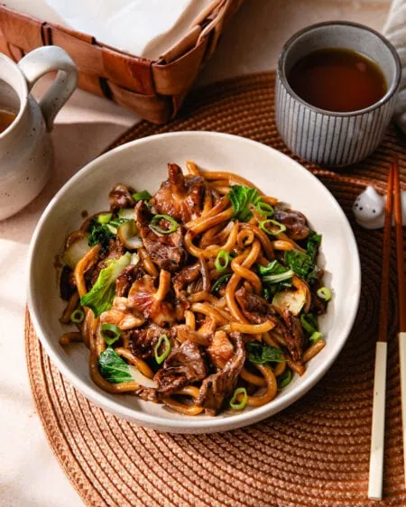 Nouilles yaki udon au bœuf, recette rapide et savoureuse !