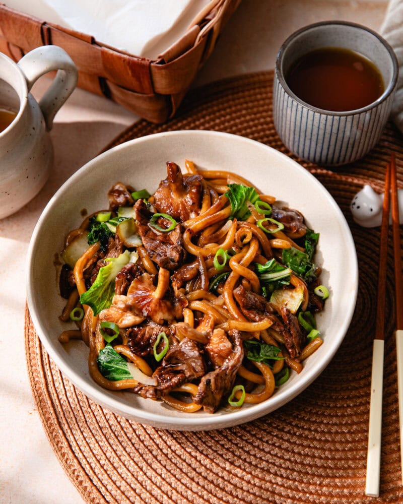 Nouilles yaki udon au bœuf, recette rapide et savoureuse !