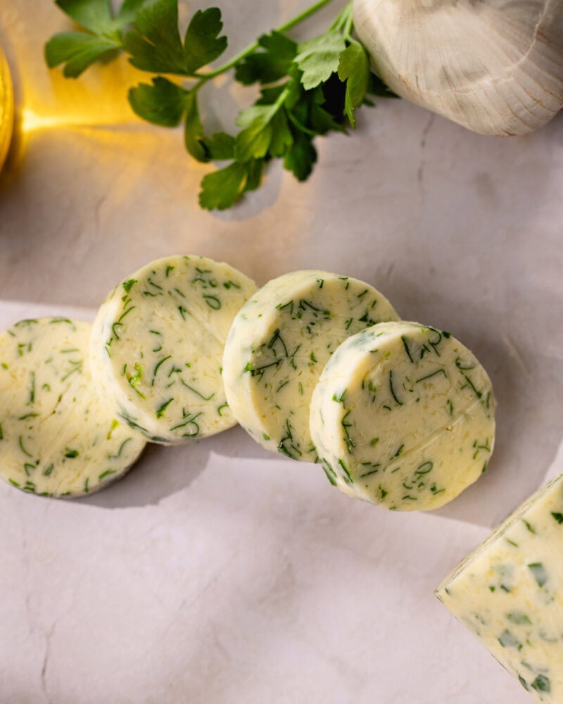 Beurre à l’ail maison : la recette facile pour viande, escargots et grillades !