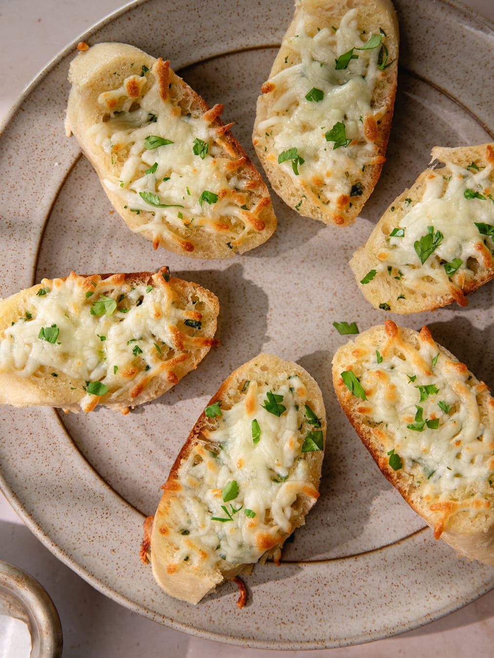Assiette de pains à l'ail suprême (au fromage)