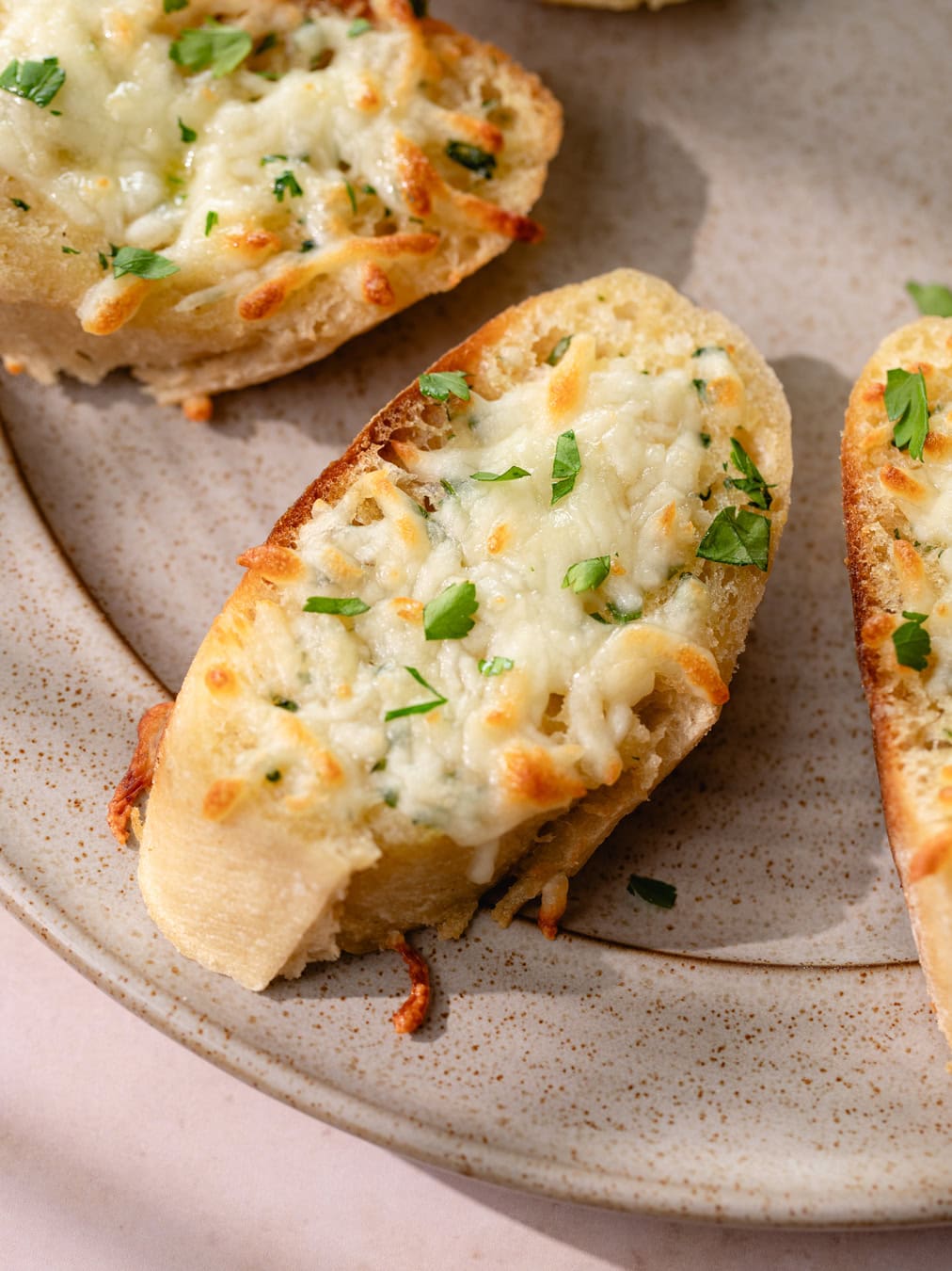Assiette de pains à l'ail suprême (au fromage)
