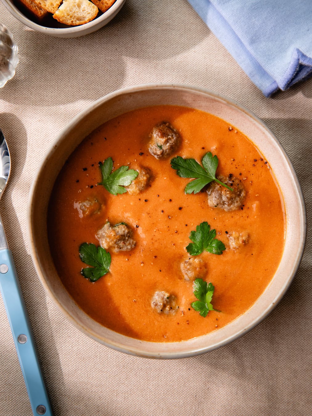 Bol de soupe tomate aux boulettes