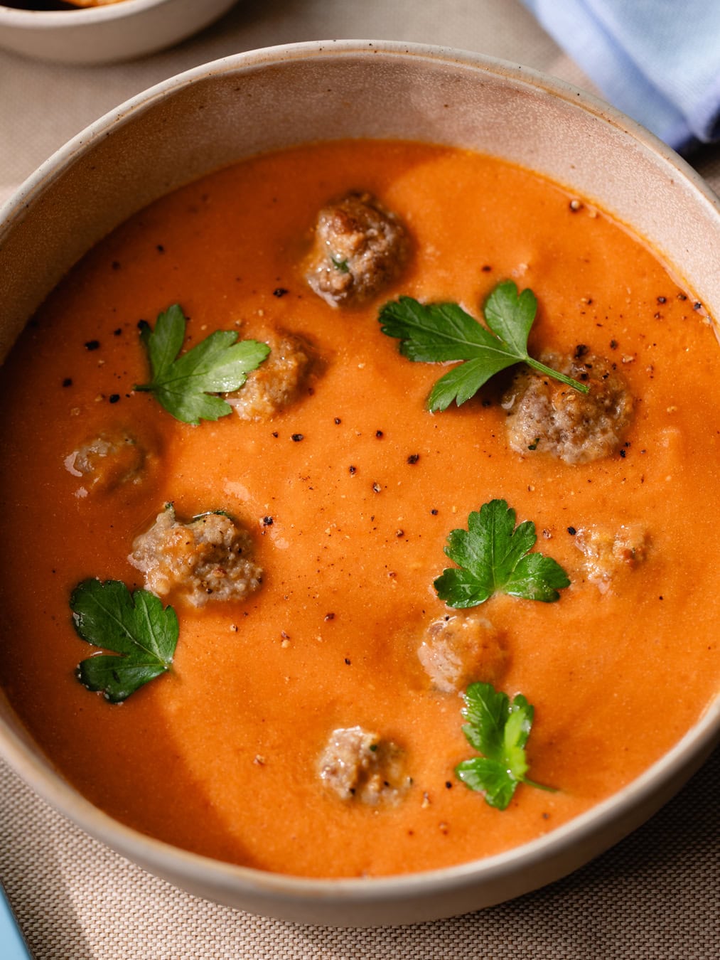Bol de soupe tomate aux boulettes