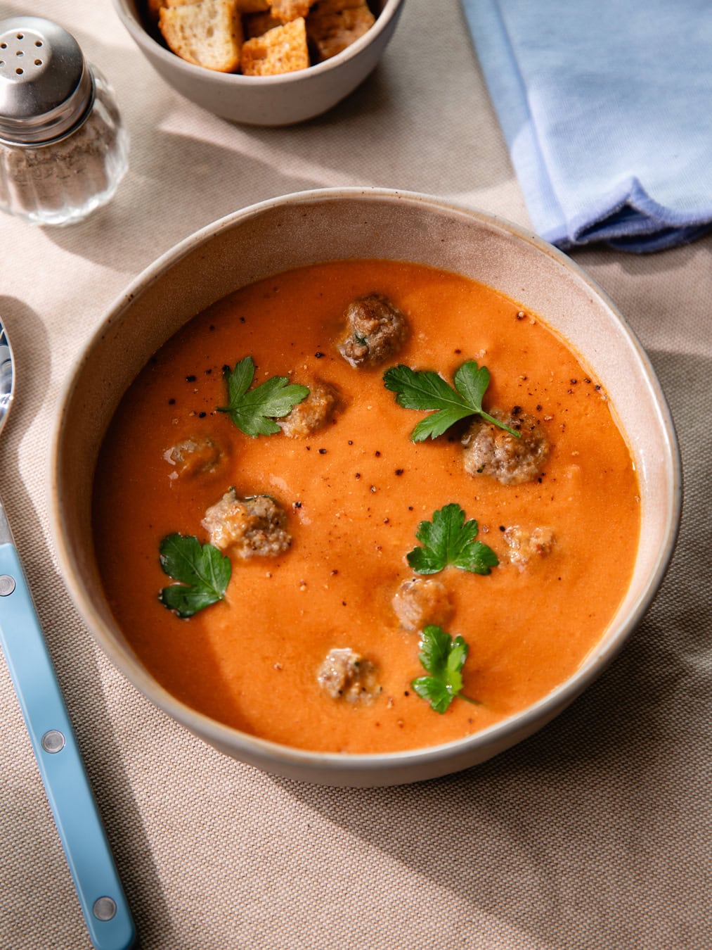 Bol de soupe tomate aux boulettes