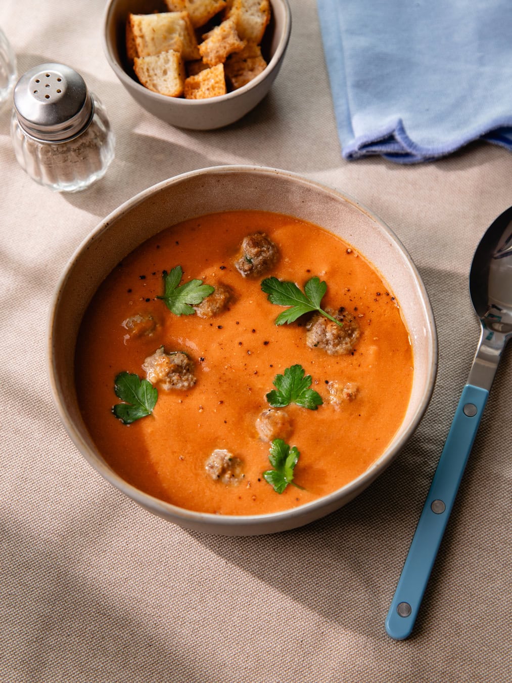 Bol de soupe tomate aux boulettes
