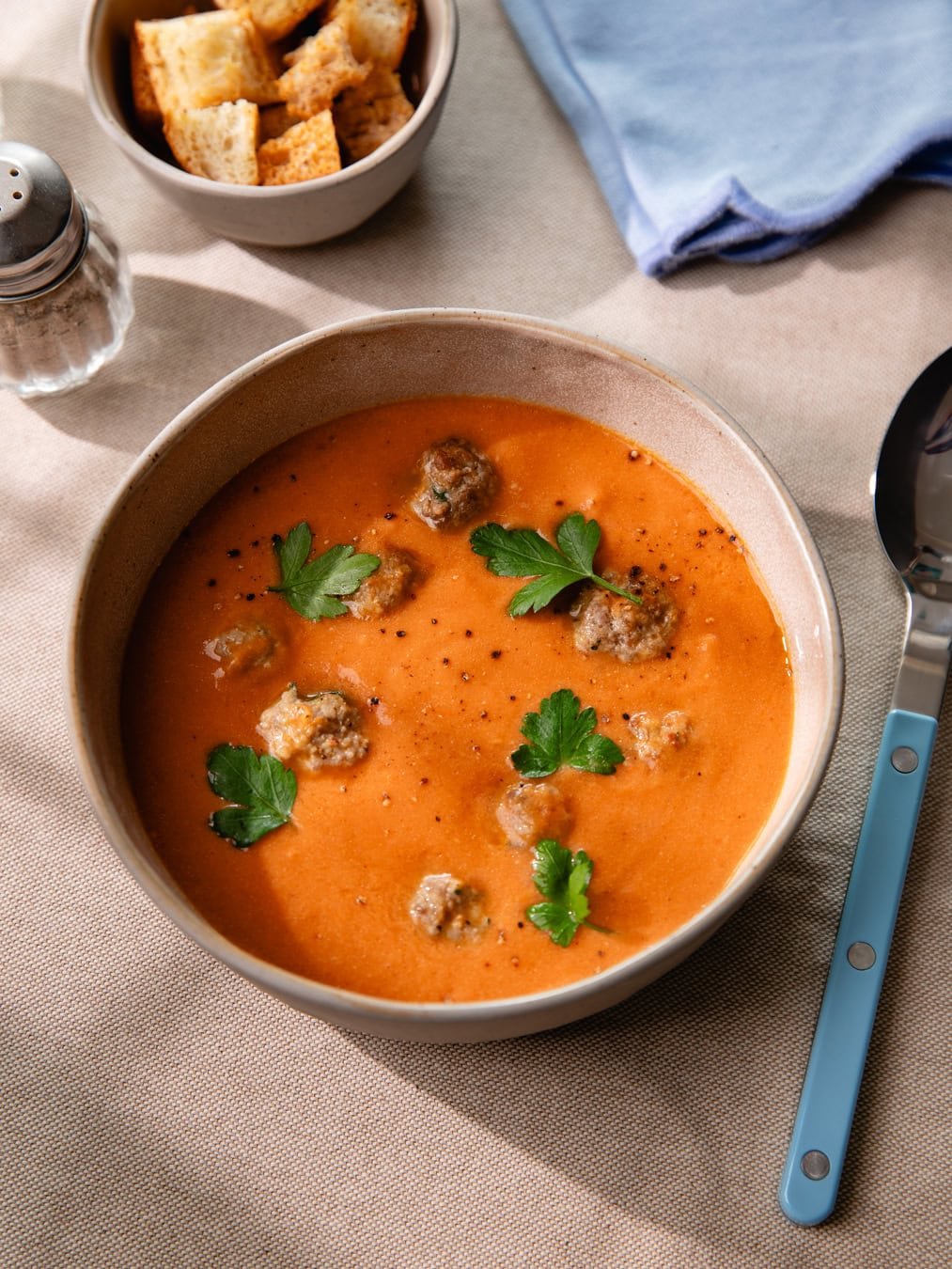 La soupe familiale tomate-boulettes au four qui plaît à tout le monde !