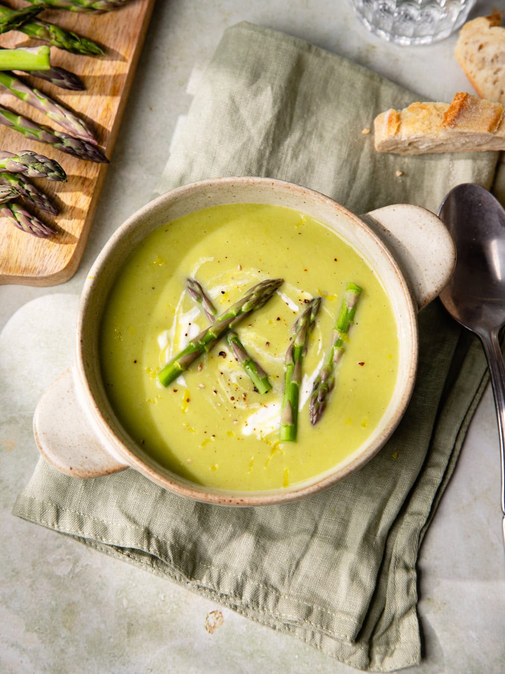 Bol de velouté aux asperges vertes