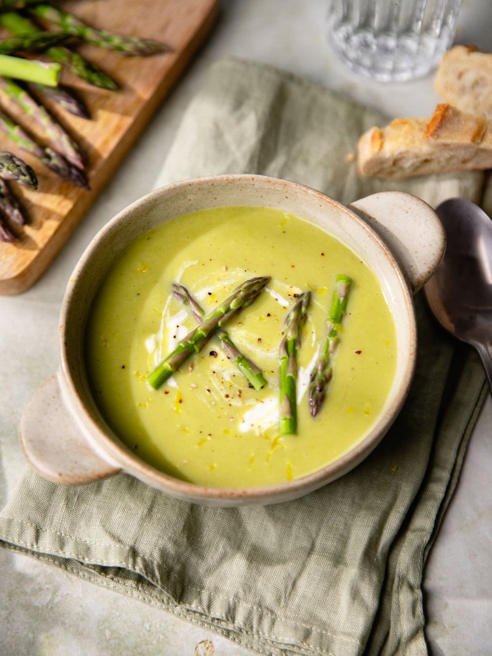 Bol de velouté aux asperges vertes
