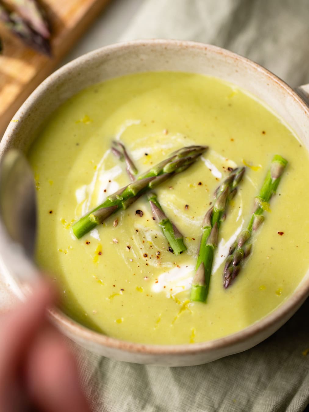 Bol de velouté aux asperges vertes