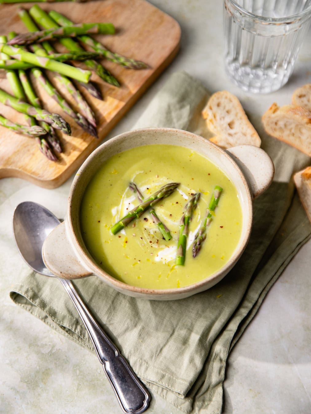 Bol de velouté aux asperges vertes