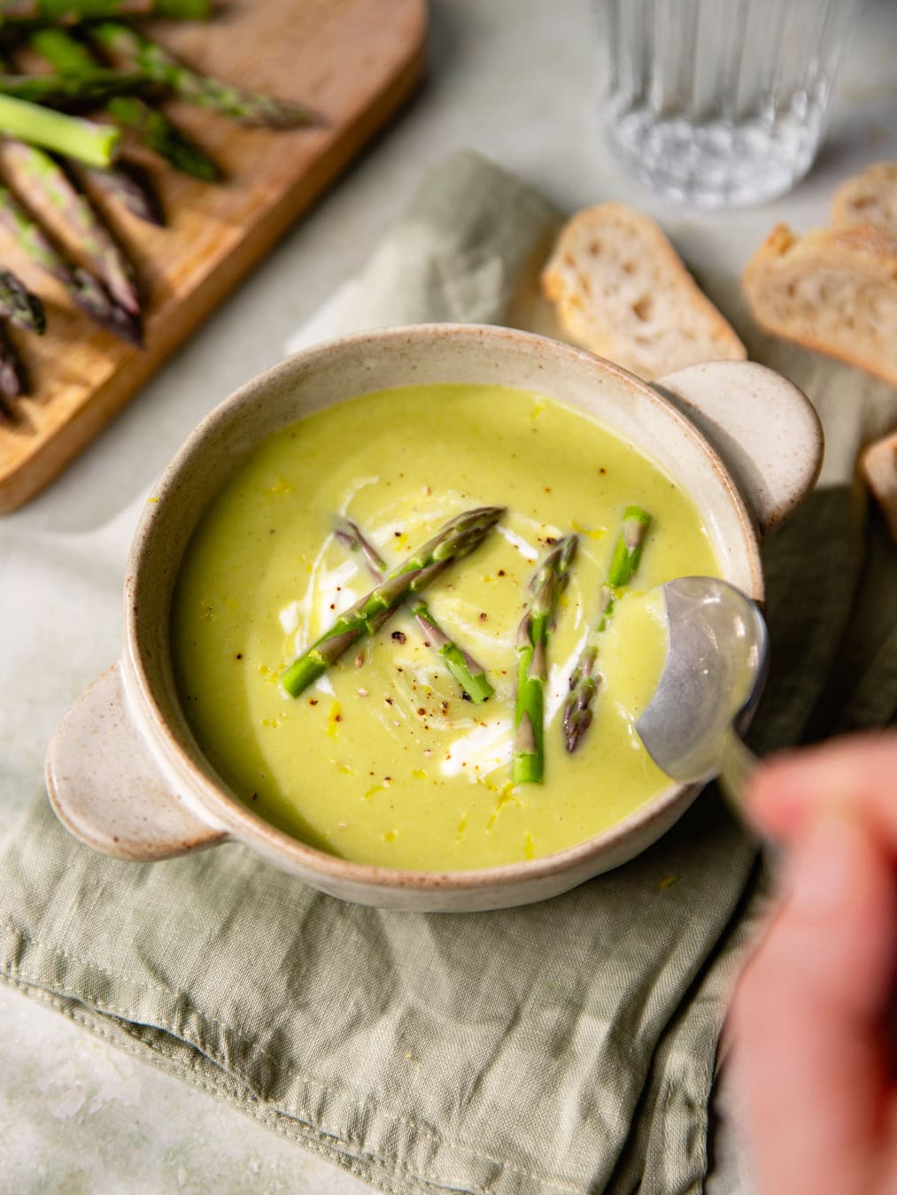 Bol de velouté aux asperges vertes