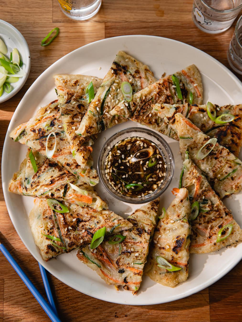 Plat de yachaejeon coréen (pancake salé aux légumes)