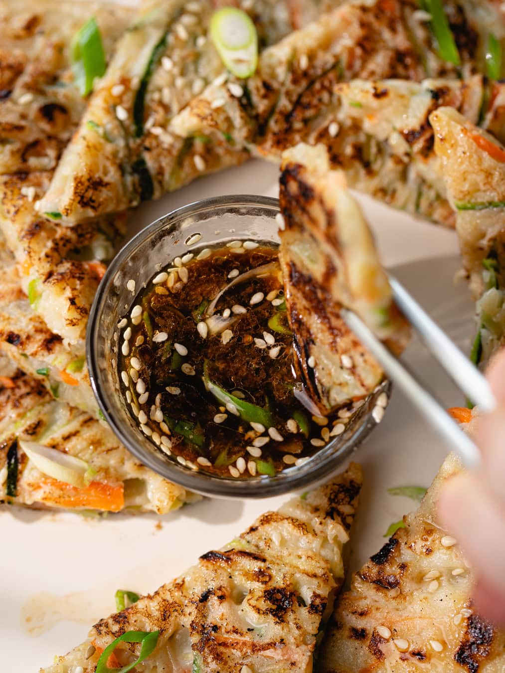 Plat de yachaejeon coréen (pancake salé aux légumes)