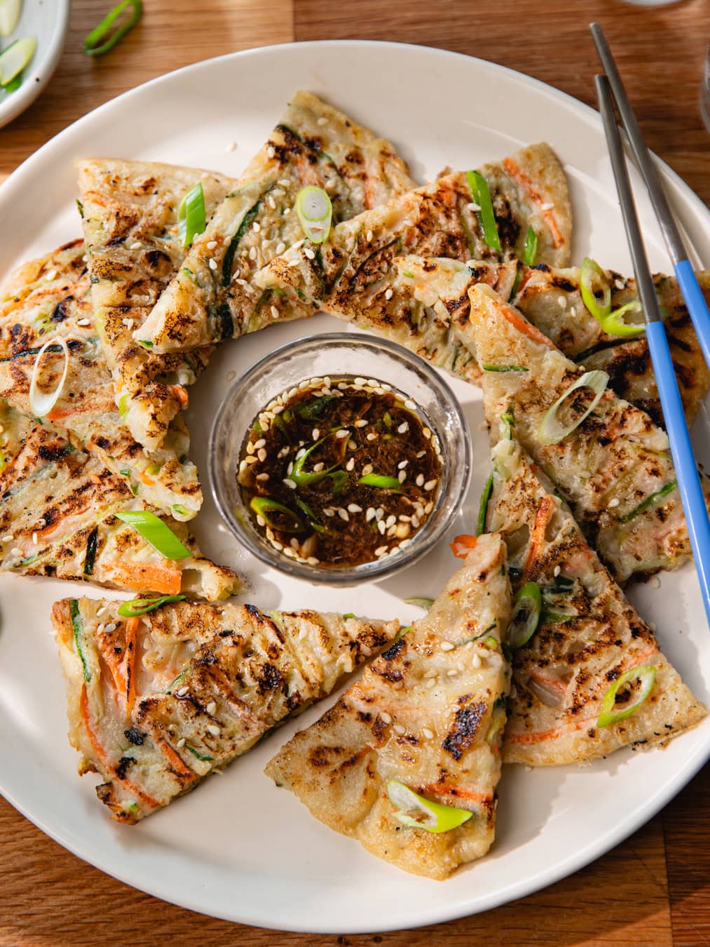 Plat de yachaejeon coréen (pancake salé aux légumes)