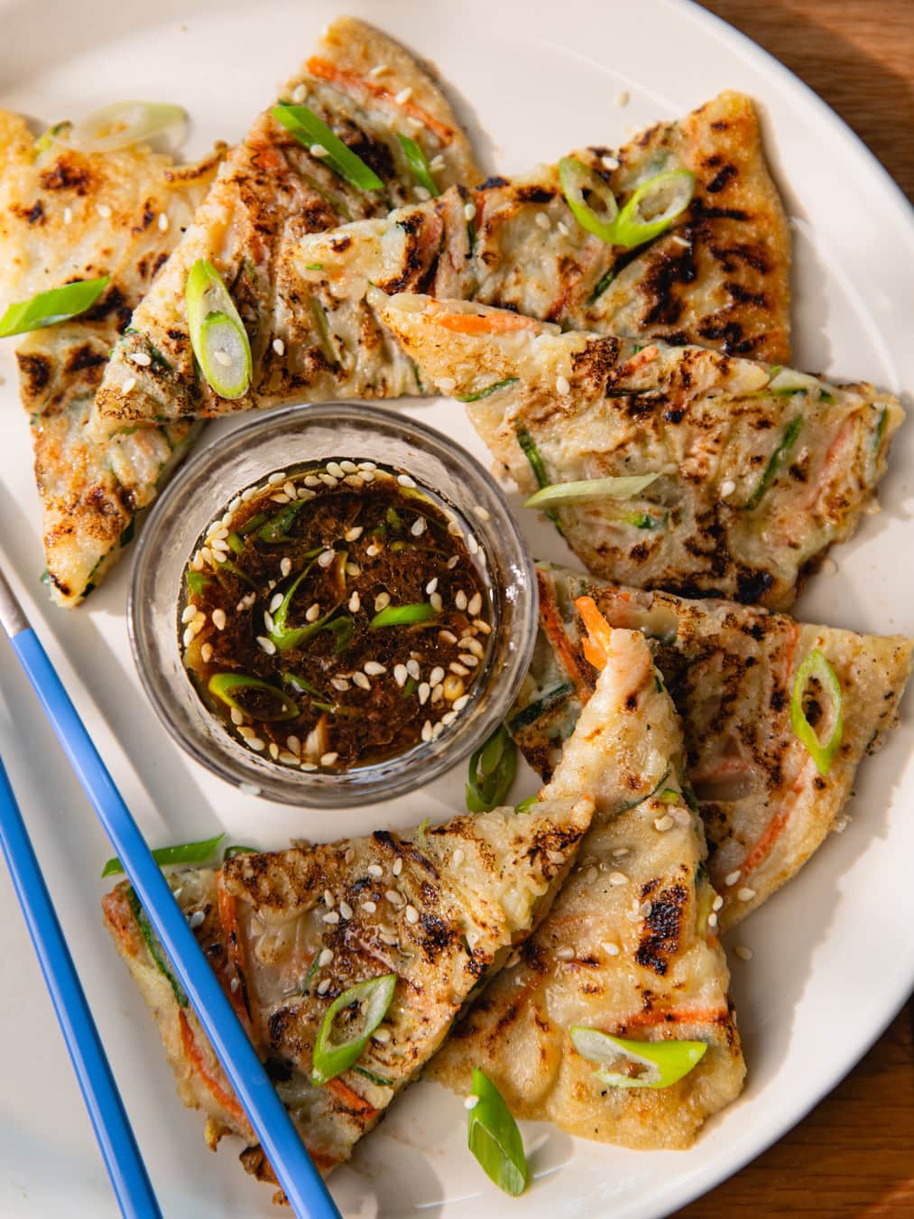 Plat de yachaejeon coréen (pancake salé aux légumes)